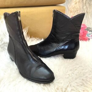 EVERYBODY by BZ MODA black leather zip front ankle boots 7.5